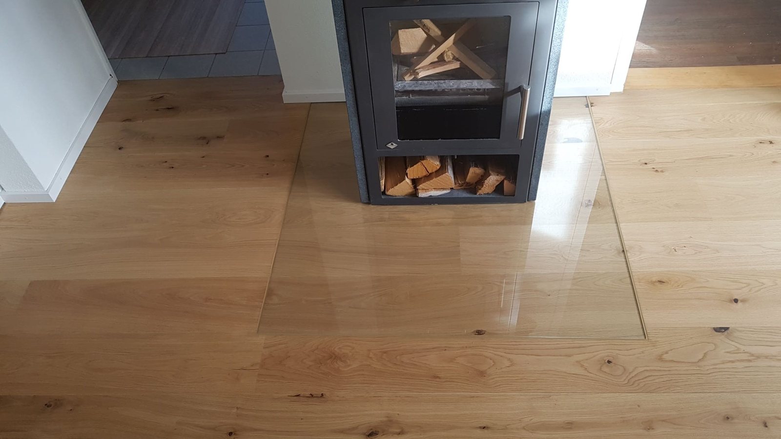 Geölter Eichenboden vor einem Holzofen